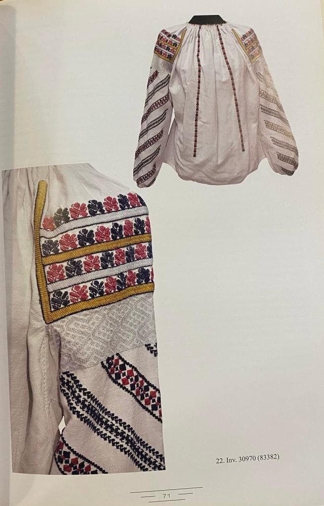 Ie sec. XIX, lânică policromă, fir metalic argintiu și auriu, arnici negru, mărgele policrome, fluturi argintii